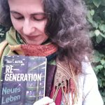 Tala T. Alsted, den Blick nach unten gerichtet, auf ihr Buch "RE-GENERATION - Neues Leben"