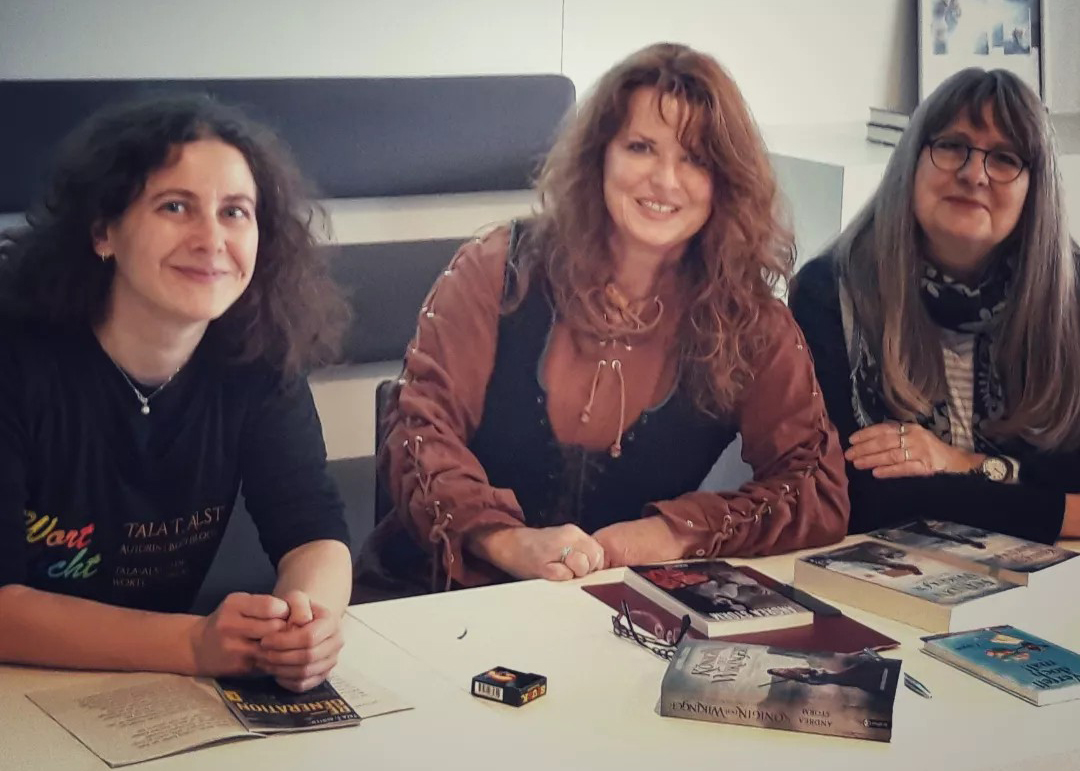Die Autorinnen Tala T. Alsted, Andrea Storm und Ingrid Annel bei ihrer Lesung auf den Thüringer Buchtagen 2023 in Erfurt.