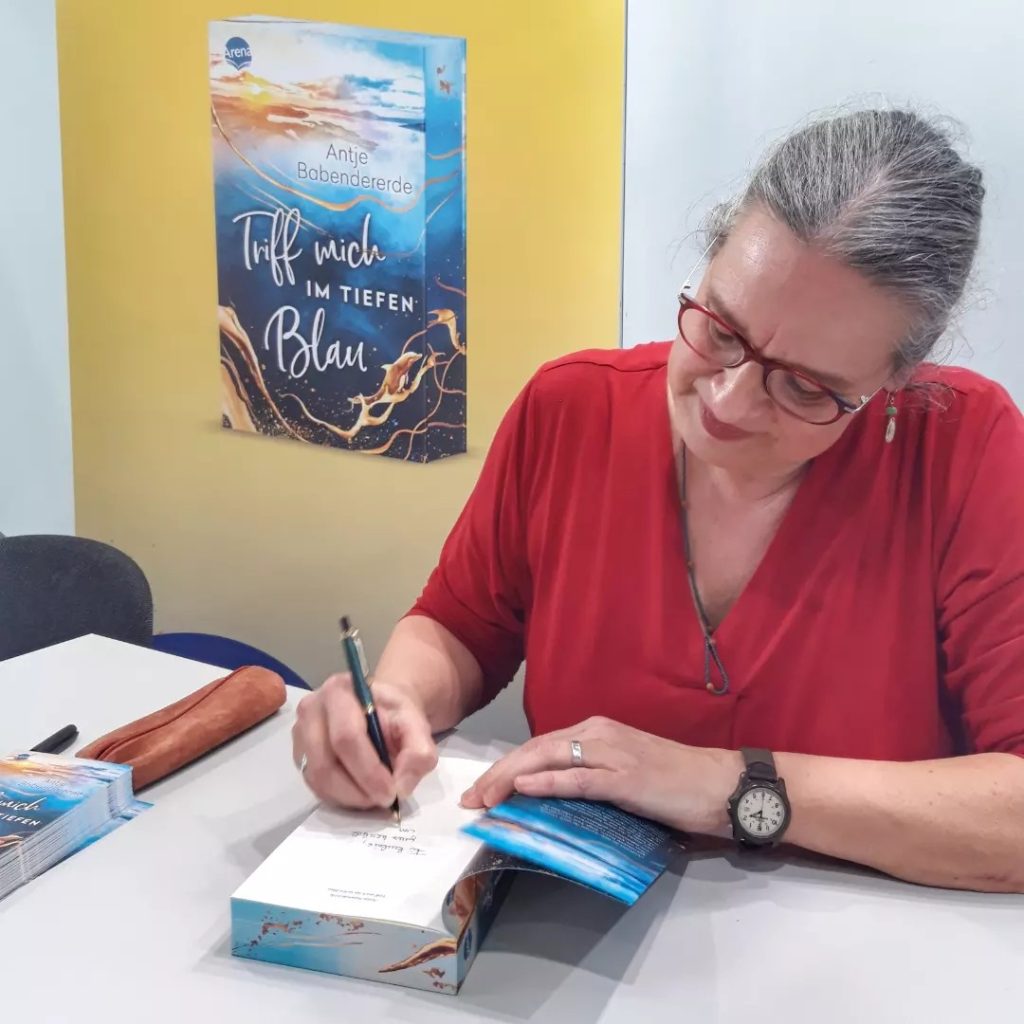 Autorin Antje Babendererde beim Signieren ihres Buchs