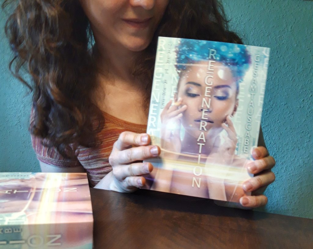 Die Autorin Tala T. Alsted hält ihr Buch "RE-GENERATION - Gesamtausgabe" in die Kamera