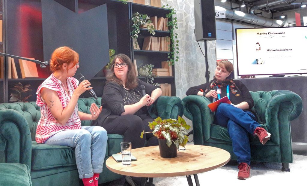 Drei Frauen auf Sofa und Sessel unterhalten sich