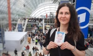 Tala T. Alsted in der großen Halle bei der Leipziger Buchmesse