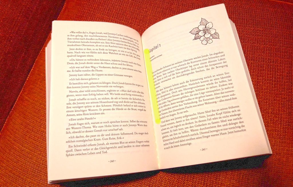 Ein aufgeschlagenes Buch - Kapitel 1 von Teil 2 von RE-GENERATION - mit gelber Markierung senkrecht an der Seite