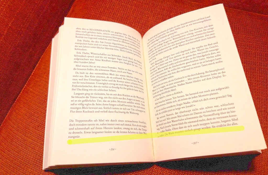 Ein aufgeschlagenes Buch, die unteren Zeilen gelb markiert