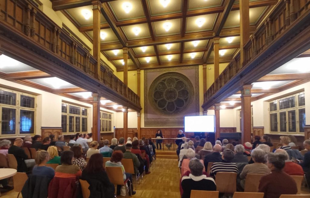 Wunderschöner alter Saal gefüllt mit Publikum