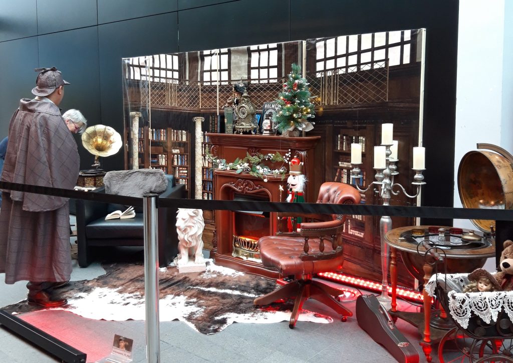 Sherlock Holmes Szene mit Bücherregal und Tisch und Kutsche nachgebaut