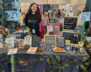 Ausschnitt Stand Tala T. Alsted beim Winterlesezauber mit Büchern, Weihnachtsstern, Lichterketten