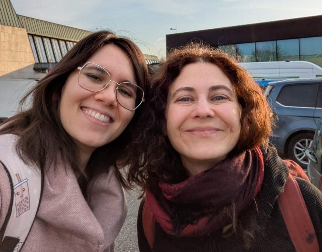 Die Autorinnen Anja Dannenberg und Tala T. Alsted vor der Stuttgarter Buchmesse