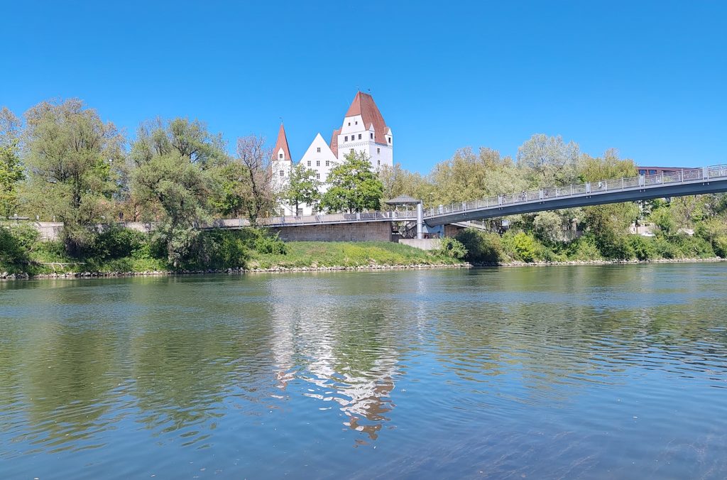 Im Vordergrund die Donau im Hintergrund Stadtpanorama Ingolstadt