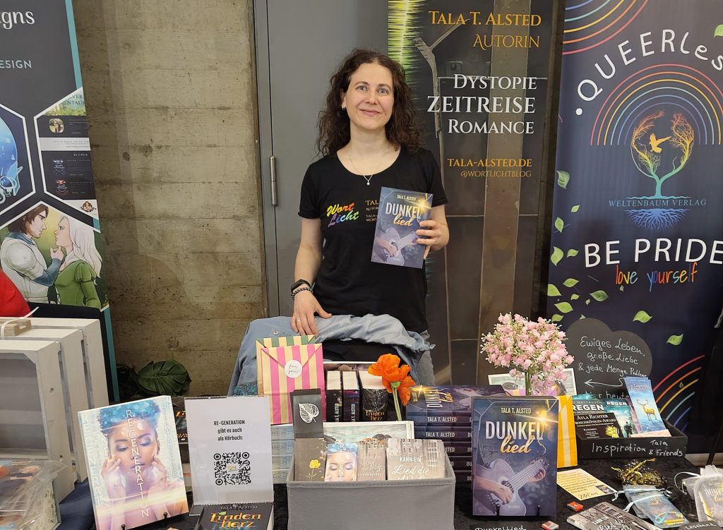 Autorin Tala T. Alsted auf ihrem Messestand auf der Seitenzauber-Buchmesse 2026