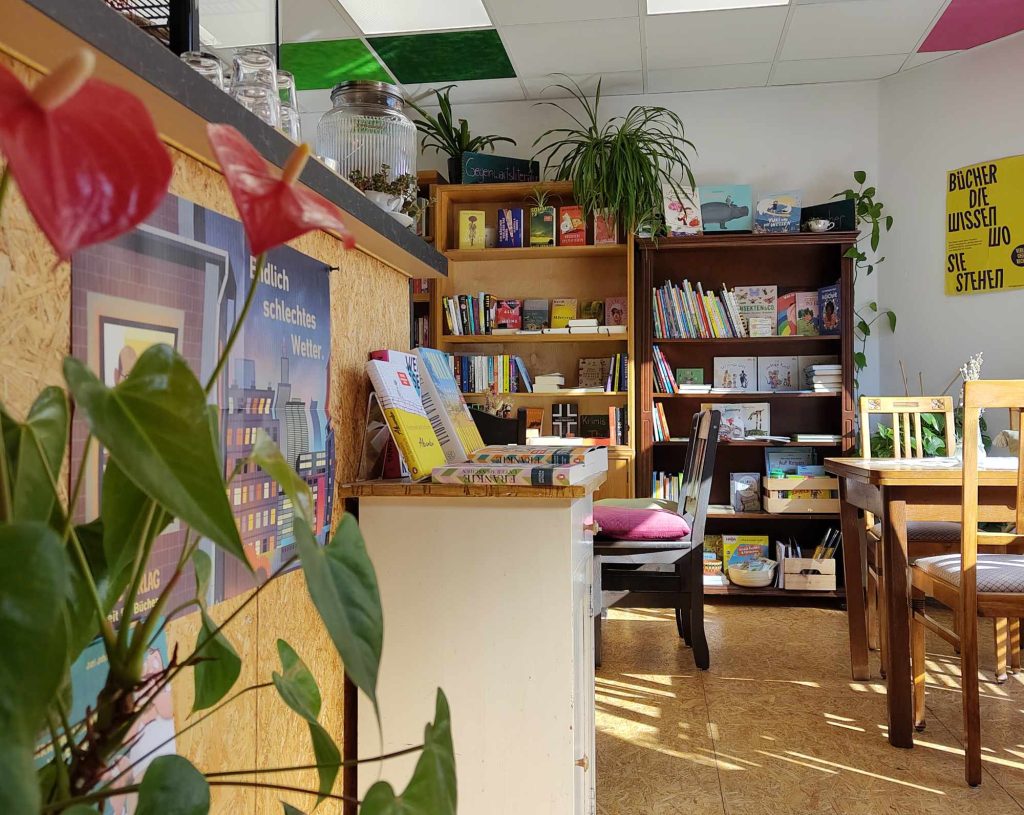 Schön dekorierter Laden mit Büchern